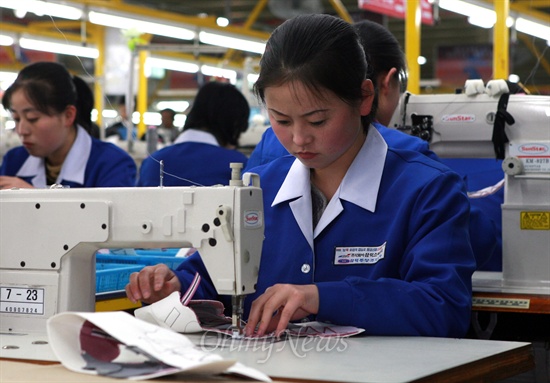 정부가 10일 개성공단 가동 전면 중단 조치를 취했다. 사진은 지난 2007년 3월 개성공단의 한 공장에서 북한노동자들이 제품을 생산하고 있는 장면.