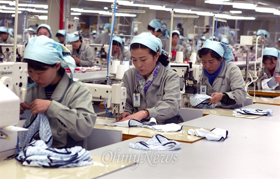 정부가 북한의 로켓 발사를 이유로 개성공단 가동을 전면 중단하기로 했다. 사진은 지난 2007년 3월 개성공단의 한 공장에서 북한노동자들이 제품을 생산하고 있는 장면.