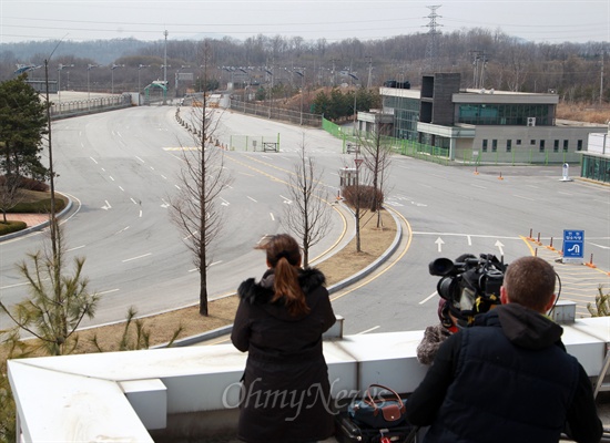 개성가는 길 취재하는 외신기자들 8일 북한 김양건 노동당 대남담당 비서가 개성공단 가동을 잠정 중단하고 북한노동자들을 모두 철수시킬 것이라고 밝힌 가운데, 외신기자들이 경기도 파주시 경의선남북출입사무소에서 개성으로 향하는 도로를 취재하고 있다.