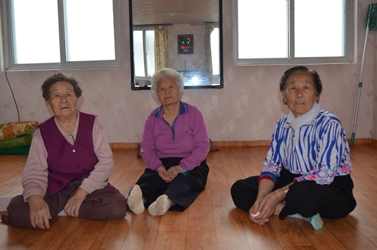 김분겨 할머님(가운데) 일행, 이 분들이 불모지나 다름없던 이곳을 살기 좋은 마을로 만든 분들입니다.