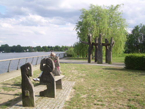 니더 노이엔도르프 주민들이 주로 이용하는 산책로이다. 뒤에는 6개의 나무기둥이 배를 받치고 있는 형상이 새겨져 있다.