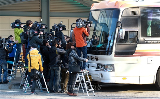  북한이 개성공단 출입을 통제하고 북한노동자들을 출근시키지 않아 공장 가동이 전면중단된 가운데 9일 오후 경기도 파주시 경의선남북출입사무소에서 막 개성공단에서 돌아온 직원들이 탄 버스 주위에 국내외 취재진이 모여 있다.