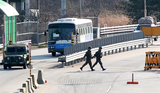 북한이 개성공단 출입을 통제하고 북한노동자들을 출근시키지 않아 공장 가동이 전면중단된 가운데 9일 오후 개성공단 직원들을 태운 차량들이 경기도 파주시 경의선남북출입사무소에 도착하고 있다.