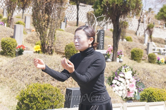 경북 칠곡군 지천면 현대공원묘역에서 열린 4.9통일열사 추모식에서 춤꾼 박정희씨가 열사들을 추모하는 몸짓을 하고 있다.