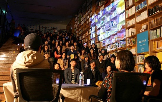  이날 시민 100여명이 우천 속에서도 서울 도서관을 찾아 북 토크를 함께했다. 