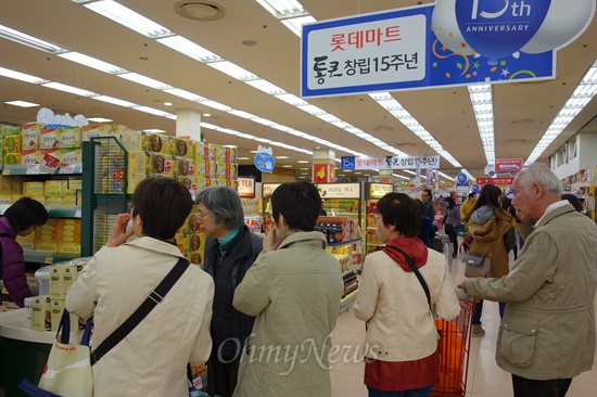 9일 오후 서울역 롯데마트에서 일본인 관광객들이 쇼핑하고 있다.