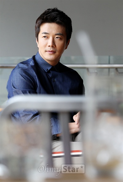  SBS월화드라마<야왕>에서 하류 역의 배우 권상우가 8일 오후 서울 논현동의 한 카페에서 오마이스타와 인터뷰에 앞서 포즈를 취하고 있다.