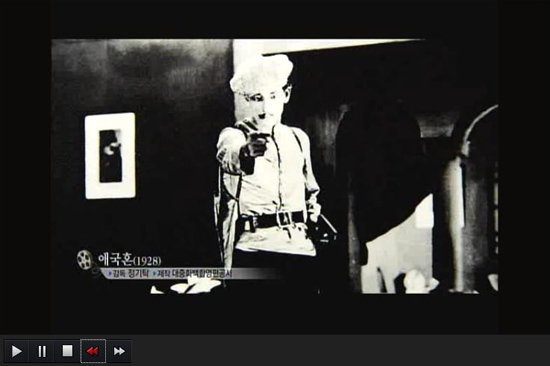 안중근 의거를 주제로 1928년에 제작 개봉된 <애국혼> 한장면으로 안중근의사가 이토 히로부미를 저격하는 장면이다. '안중근 순국 백년' 특집 다큐멘터리 <안의사 유해를 찾아라> 화면을 캡쳐한 것이다.