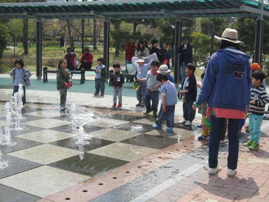 부산평화공원 바닥분수대에서 유치원생들이 물놀이를 즐기고 있다.