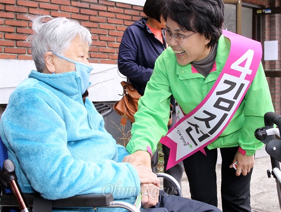  4·24 재보궐선거 서울 노원병에 출마한 김지선 진보정의당 후보가 10일 노원구 상계2동 주민들을 만나 인사하고 있다.