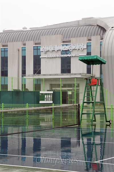 서울 송파구 올림픽공원 실내테니스경기장 입구. 6일 오전처럼 비가 오거나 궂은 날씨엔 야외 코트를 사용할 수 없어 실내 코트 예약자들만 경기장을 이용할 수 있다.