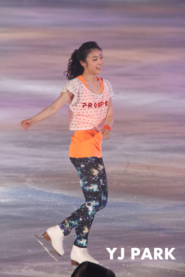  김연아가 미국 아카데미에서 선정하는 이달의 선수에 선정됐다. 사진은 아이스쇼에서의 모습