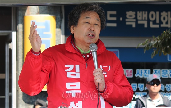 새누리당 김무성 후보가 11일 오전 부산 영도구 인제병원 사거리에서 열린 선거 출정식에서 발언하고 있다. 
