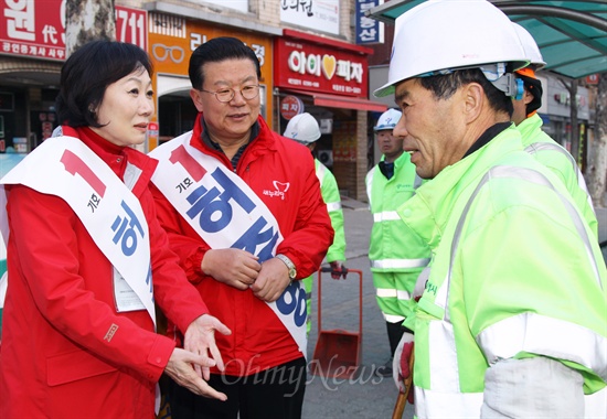  4·24 재보선 공식 선거운동 첫 날인 11일 서울 노원병에 출마한 허준영 새누리당 후보와 부인 강경애씨가 마들역 인근에서 환경미화원들의 고충을 듣고 있다. 