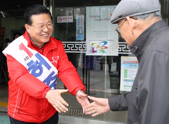  4·24 재보선 공식 선거운동 첫 날인 11일 서울 노원병에 출마한 허준영 새누리당 후보가 노원구민회관 앞에서 주민들과 인사하고 있다.