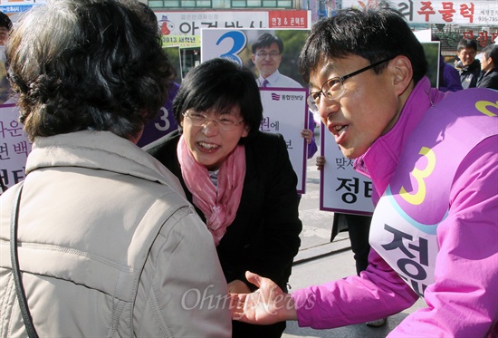  4·24 재보선 공식 선거운동 첫 날인 11일 서울 노원병에 출마한 정태흥 통합진보당 후보가 이정희 대표와 함께 당고개역 입구에서 주민들에게 인사하고 있다.