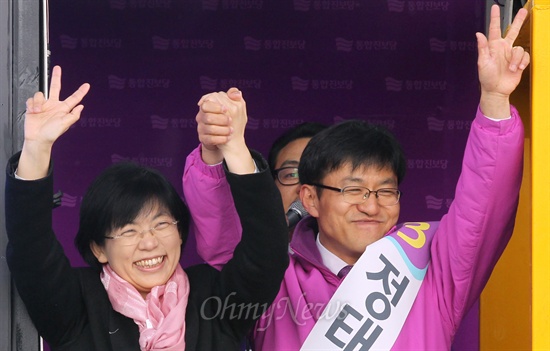  4·24 재보선 공식 선거운동 첫 날인 11일 서울 노원병에 출마한 정태흥 통합진보당 후보가 당고개역 인근에서 열린 출정식에서 이정희 대표와 함께 손잡고 주민들에게 지지를 당부하고 있다.