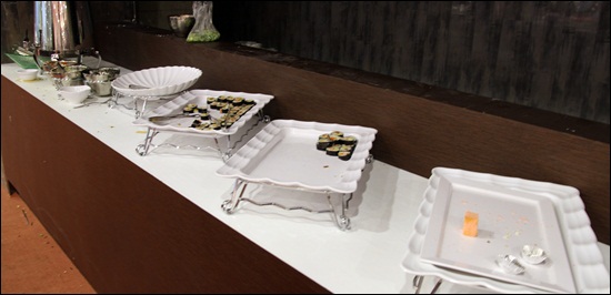 지난 6일 KTX 천안아산역사내에 있는 웨딩홀 음식이 비어있다.  