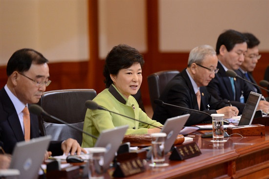 박근혜 대통령이 11일 청와대에서 열린 국회 외교통일위원회와 국방위원회 소속 새누리당 의원들과 함께한 저녁식사 자리에서 북한과 대화하겠다는 의지를 직접 밝혔다.  사진은 박 대통령이 지난 9일 열린 제16회 국무회의에서 발언하고 있는 모습. 