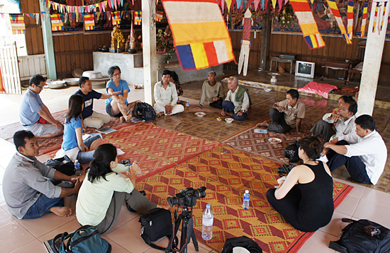 메콩워치 현지 조사단이 댐 건설과 관련된 이야기를 들려달라는 요구에 캄보디아 스레코(Srae Kor) 마을주민들이 모여 앉았다