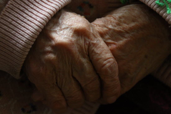 일본군 위안부 피해자 정복순 할머님의 손 
