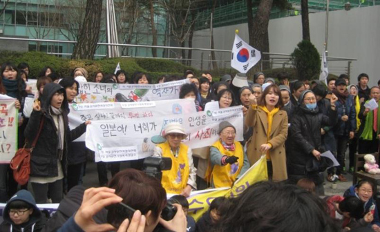 4월 10일 수요일, 일본대사관 앞, 평화로에서 제1069차의 수요시위가 진행되었습니다.
