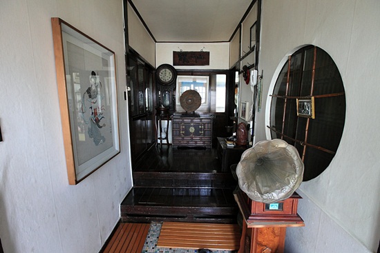 옛 일본식 가옥인 선학곰탕에는 축음기, 전화기, 괘종시계 등 오랜 시간의 흔적이 고스란히 남아 있다.