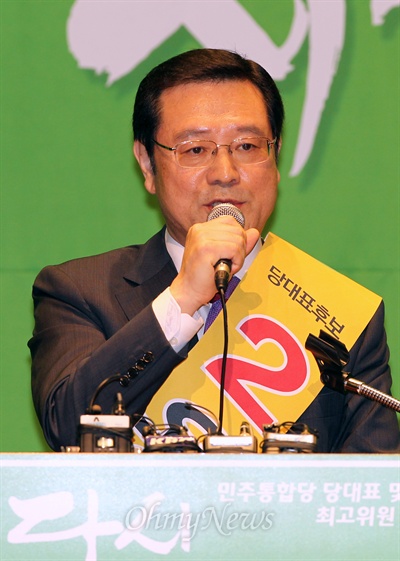 민주통합당 당대표 경선에 출마한 이용섭 후보가 12일 오후 서울 마포구 누리꿈스퀘어 국제회의장에서 열린 당대표 예비경선에서 연설하고 있다.