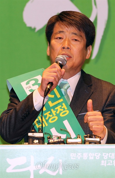 민주통합당 당대표 경선에 출마한 신계륜 후보가 12일 오후 서울 마포구 누리꿈스퀘어 국제회의장에서 열린 당대표 예비경선에서 연설하고 있다.