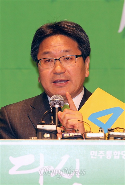 민주통합당 당대표 경선에 출마한 강기정 후보가 12일 오후 서울 마포구 누리꿈스퀘어 국제회의장에서 열린 당대표 예비경선에서 연설하고 있다.