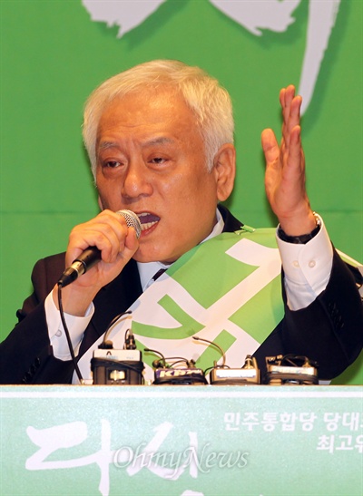 민주통합당 당대표 경선에 출마한 김한길 후보가 12일 오후 서울 마포구 누리꿈스퀘어 국제회의장에서 열린 당대표 예비경선에서 연설하고 있다.