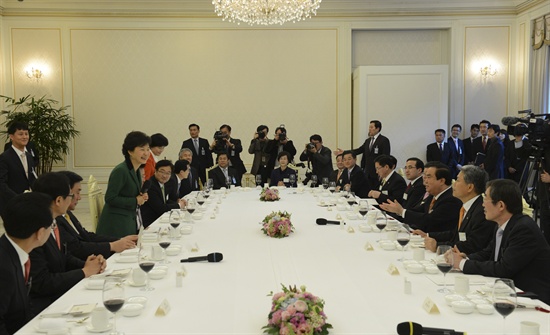12일 청와대에서 박근혜 대통령과 민주통합당 지도부가 만찬을 함께했다. 