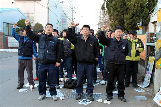 4월 12일, 금속노조 파카한일유압 분회가 회사 앞에서 회사의 노조탄압을 규탄하는 집회를 열고 있다.