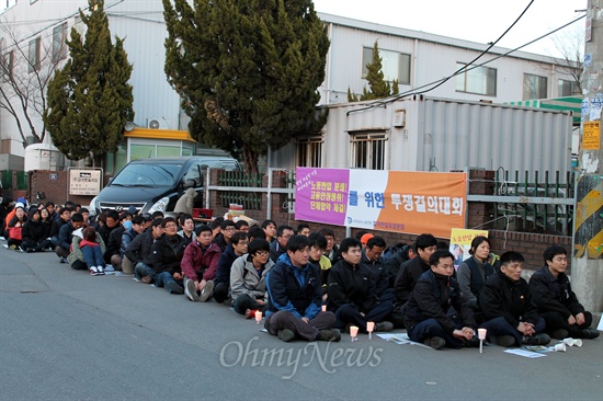 4월 12일, 금속노조 파카한일유압 분회가 회사 앞에서 회사의 노조탄압을 규탄하는 집회를 열고 있다.