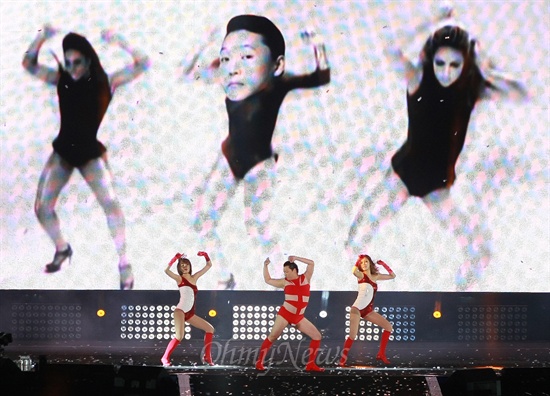 '강남스타일'로 월드스타가 된 '국제가수' 싸이(본명 박재상)가 13일 오후 서울 상암동 월드컵경기장에서 열린 'HAPPENING' 콘서트에서 비욘세의 춤을 흉내내고 있다.
