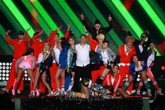 '강남스타일'로 월드스타가 된 '국제가수' 싸이(본명 박재상)가 13일 오후 서울 상암동 월드컵경기장에서 후속곡 '젠틀맨' 뮤직비디오와 춤 발표를 겸한 콘서트 'HAPPENING'에서 열창을 하고 있다.