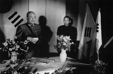 1940. 9. 17. 김구 주석이 중국 정부를 대표하여 대한민국 임시정부 광복군 결성식에 축사하는 중국군 류우치 장군을 바라보고 있다. 