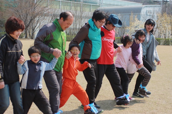  단체 발묶어 뛰기 경기에서 우승을 차지한 10명의 선수가 경기에 임하고 있다.