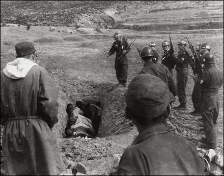  한국전쟁 중 농사꾼인 부역자들을 산골짜기로 데려간 뒤 그들에게 땅을 파게 한 다음 헌병들이 총살하고 삽으로 묻는 장면이다. 왼쪽 작업모를 쓴 이는 미 군사고문관이다. 