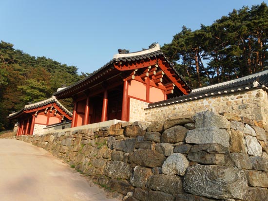 남한산성에 복원된 왕실 사당. 
