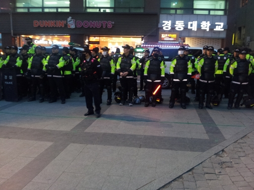 쌍차 촛불문화제를 지켜보는 경찰들의 모습