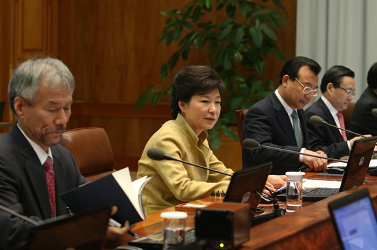 박근혜 대통령이 지난 15일 대통령 주재 수석비서관회의를 주재하고 있다. 