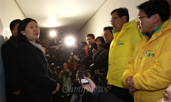 대선을 며칠 앞둔 2012년 12월 11일 오후 국정원 직원 인터넷 불법선거운동 의혹을 받고 있는 서울 역삼동 한 오피스텔에서 국정원 직원이 문을 걸어 잠근 채 버티는 가운데 수서경찰서 권은희 수사과장이 브리핑을 하고 있다.