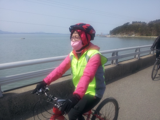 6학년이 넘은 초보 라이더 김애순씨가 자전거로 도로주행을 하고 있다.