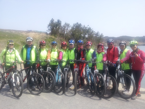 여수시 자전거 교실 7기생들이 섬달천에서 라이딩후 기념촬영을 하고 있다. 
