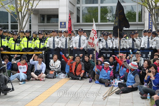  16일 오후 부산지역 장애민중 생존권 쟁취를 위한 결의대회를 끝낸 참가자들이 부산시청 앞에 천막을 설치하려하자 연제구청은 대기하고 있던 단속반을 투입해 천막을 압수해 갔다. 참가자들은 부산시청 앞에서 항의 집회를 이어나갔다. 
