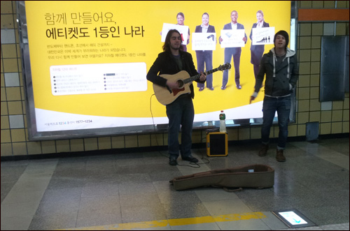  서울 거리에서 만난 외국인 거리 음악가들, 그들이 빚어낸 아름다운 하모니