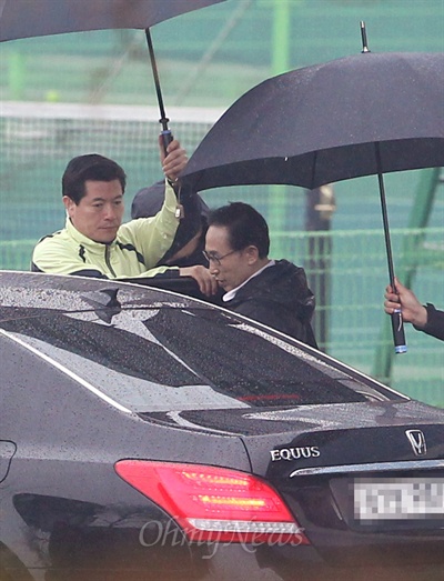 이명박 전 대통령이 6일 오전 서울 송파구 올림픽공원 실내 테니스장에서 테니스를 친 뒤 차량에 오르고 있다. 새벽부터 비가 온 이 날은 실내 코트를 제외한 야외 코트에서는 예약을 해도 테니스를 칠 수 없는 상황이었다.