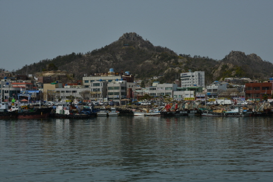  삼학도에서 바라본 목포항과 유달산