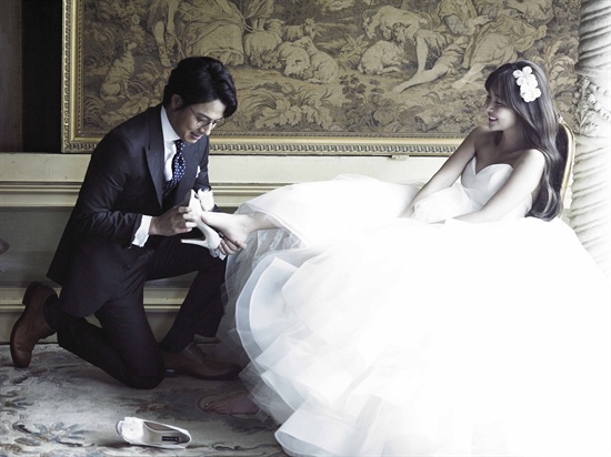  배우 박솔미와 한재석의 웨딩사진.
